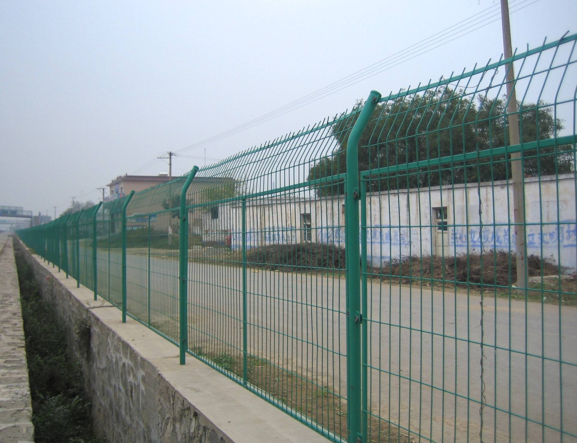 护栏网属于组拆式结构